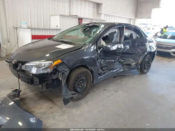 5YFBURHE6JP846951 2018 TOYOTA COROLLA - Image 2