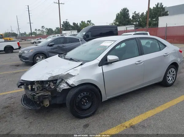 5YFBURHE6JP847775 2018 TOYOTA COROLLA - Image 2