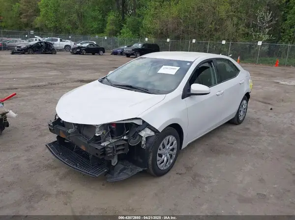 5YFBURHE6JP848067 2018 TOYOTA COROLLA - Image 2