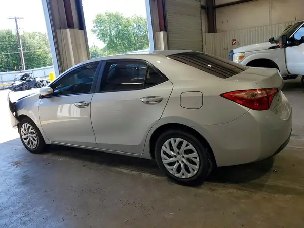 5YFBURHE6JP848604 2018 TOYOTA COROLLA - Image 2