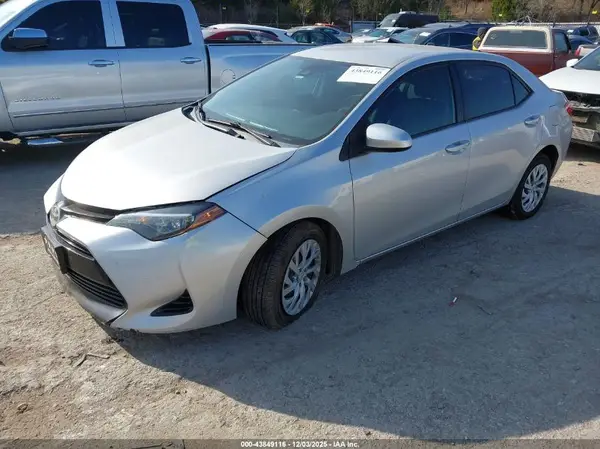 5YFBURHE6JP853351 2018 TOYOTA COROLLA - Image 2
