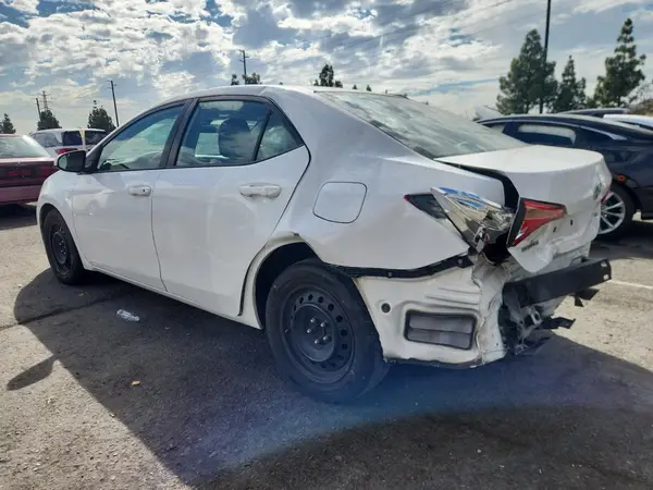 5YFBURHE6JP854399 2018 TOYOTA COROLLA - Image 2