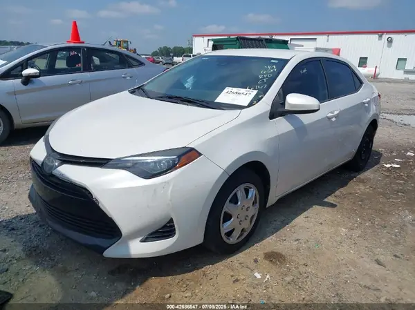 5YFBURHE6KP856767 2019 TOYOTA COROLLA - Image 2