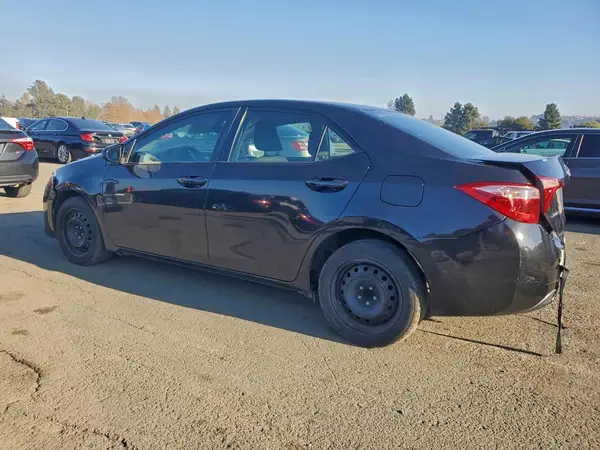 5YFBURHE7HP572220 2017 TOYOTA COROLLA - Image 2