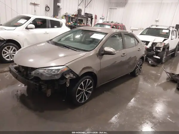 5YFBURHE7HP588529 2017 TOYOTA COROLLA - Image 2