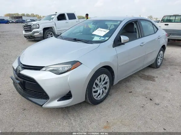 5YFBURHE7HP619925 2017 TOYOTA COROLLA - Image 2