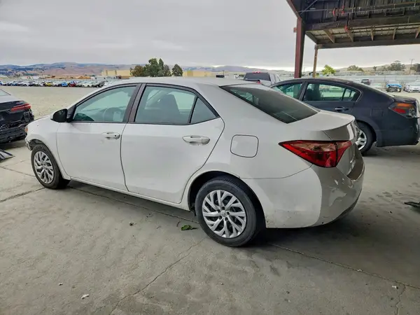 5YFBURHE7HP635137 2017 TOYOTA COROLLA - Image 2