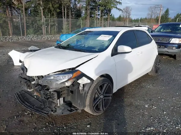 5YFBURHE7HP640208 2017 TOYOTA COROLLA - Image 2