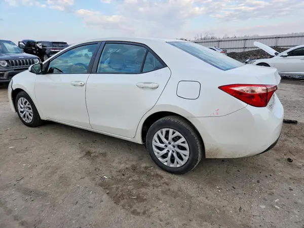 5YFBURHE7HP655324 2017 TOYOTA COROLLA - Image 2