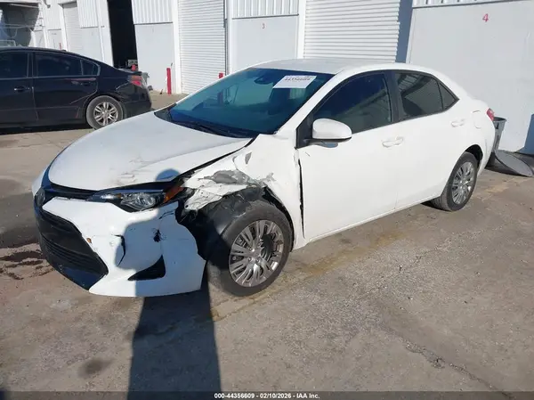 5YFBURHE7HP661768 2017 TOYOTA COROLLA - Image 2