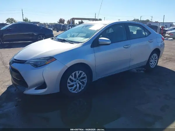 5YFBURHE7HP672964 2017 TOYOTA COROLLA - Image 2
