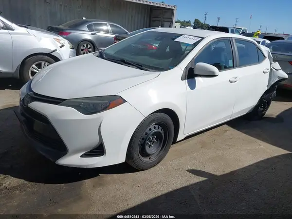 5YFBURHE7HP680725 2017 TOYOTA COROLLA - Image 2