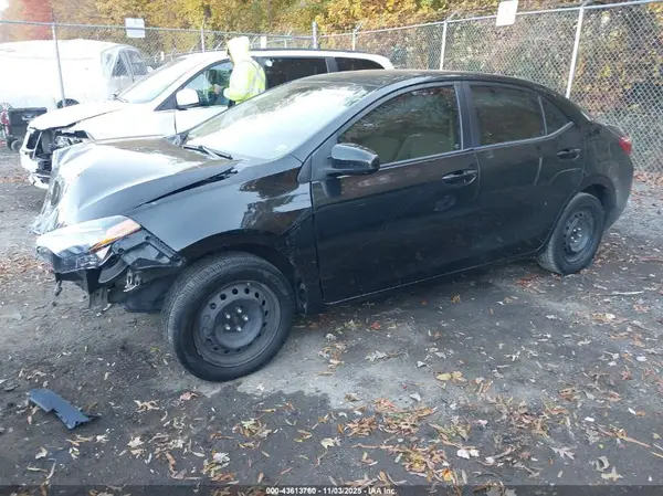5YFBURHE7HP683978 2017 TOYOTA COROLLA - Image 2