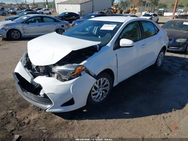 5YFBURHE7HP693863 2017 TOYOTA COROLLA - Image 2