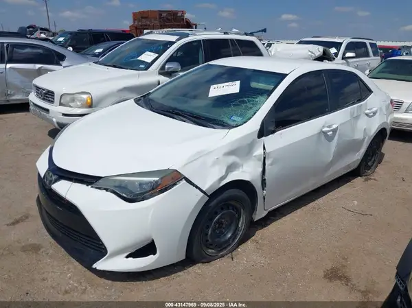 5YFBURHE7HP709415 2017 TOYOTA COROLLA - Image 2