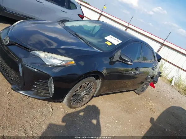 5YFBURHE7HP728322 2017 TOYOTA COROLLA - Image 2