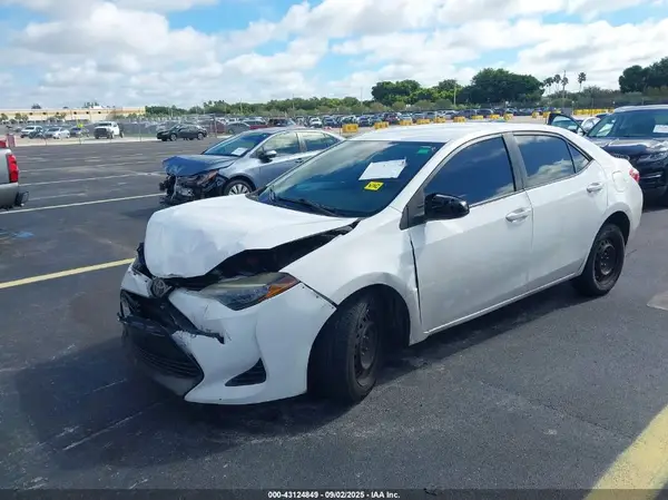 5YFBURHE7HP733410 2017 TOYOTA COROLLA - Image 2