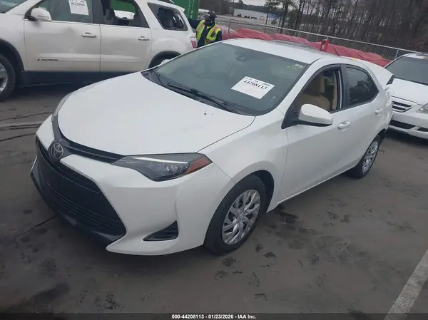 5YFBURHE7JP742128 2018 TOYOTA COROLLA - Image 2