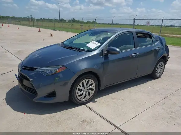 5YFBURHE7JP744736 2018 TOYOTA COROLLA - Image 2