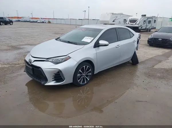 5YFBURHE7JP749743 2018 TOYOTA COROLLA - Image 2