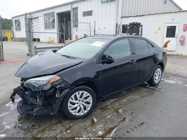 5YFBURHE7JP750696 2018 TOYOTA COROLLA - Image 2