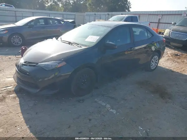 5YFBURHE7JP751377 2018 TOYOTA COROLLA - Image 2