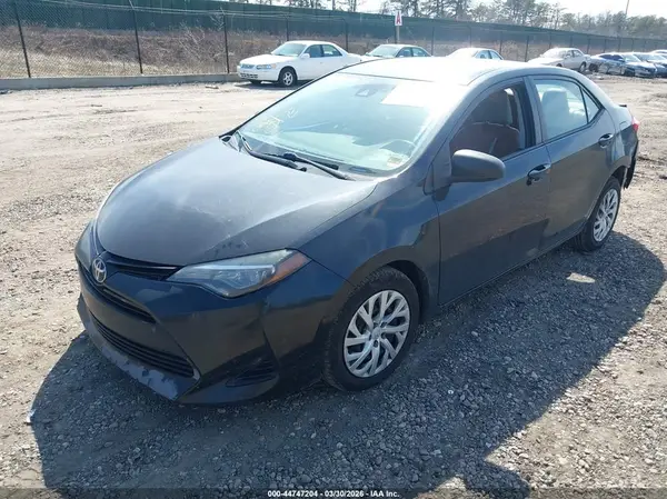 5YFBURHE7JP751492 2018 TOYOTA COROLLA - Image 2