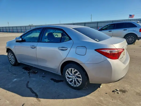 5YFBURHE7JP753243 2018 TOYOTA COROLLA - Image 2