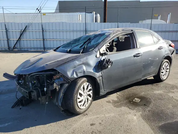 5YFBURHE7JP755266 2018 TOYOTA COROLLA - Image 1