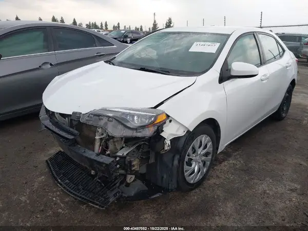 5YFBURHE7JP756661 2018 TOYOTA COROLLA - Image 2