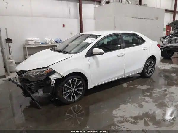 5YFBURHE7JP758619 2018 TOYOTA COROLLA - Image 2