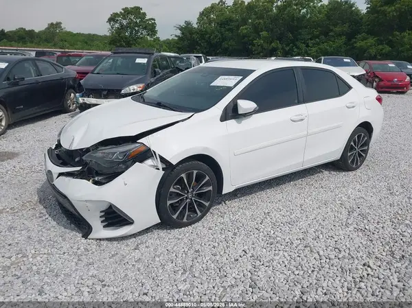 5YFBURHE7JP758698 2018 TOYOTA COROLLA - Image 2