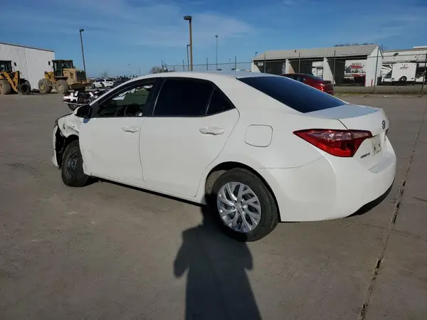 5YFBURHE7JP758863 2018 TOYOTA COROLLA - Image 2