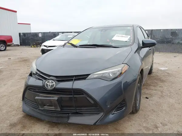 5YFBURHE7JP762508 2018 TOYOTA COROLLA - Image 2