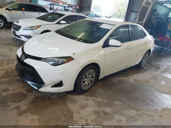 5YFBURHE7JP762962 2018 TOYOTA COROLLA - Image 2