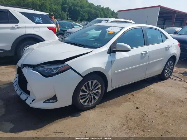 5YFBURHE7JP765649 2018 TOYOTA COROLLA - Image 2