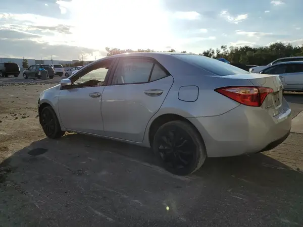 5YFBURHE7JP766106 2018 TOYOTA COROLLA - Image 2