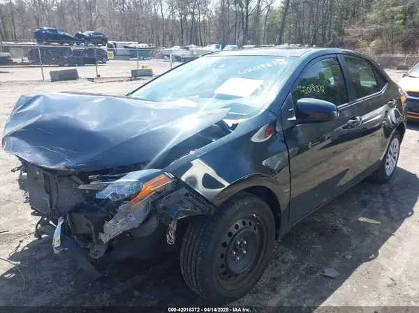 5YFBURHE7JP766901 2018 TOYOTA COROLLA - Image 2