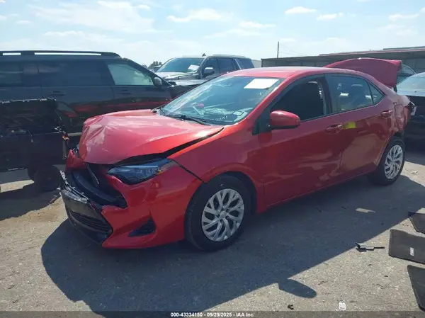 5YFBURHE7JP767451 2018 TOYOTA COROLLA - Image 2