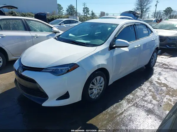 5YFBURHE7JP768955 2018 TOYOTA COROLLA - Image 2