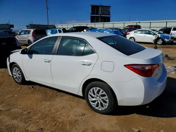 5YFBURHE7JP772732 2018 TOYOTA COROLLA - Image 2