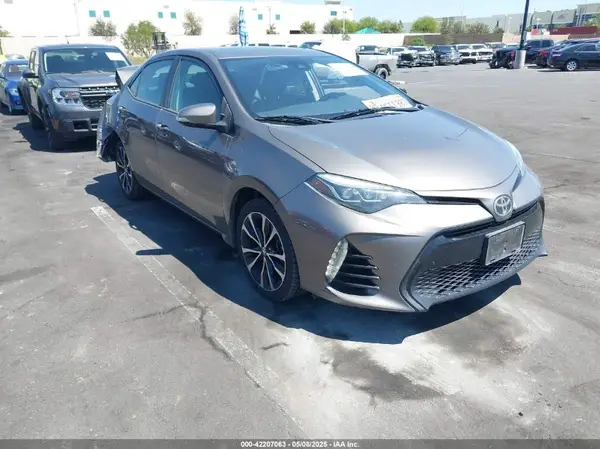 5YFBURHE7JP775209 2018 TOYOTA COROLLA - Image 1