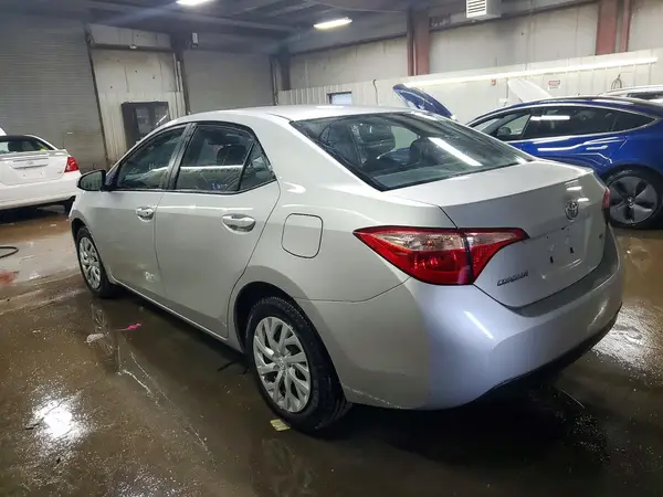 5YFBURHE7JP781771 2018 TOYOTA COROLLA - Image 2