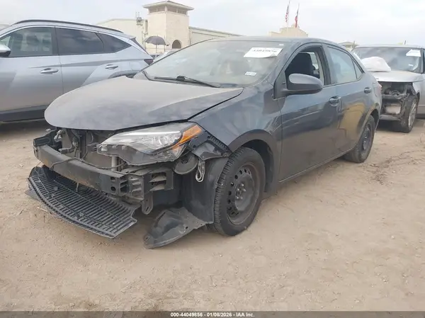 5YFBURHE7JP782886 2018 TOYOTA COROLLA - Image 2