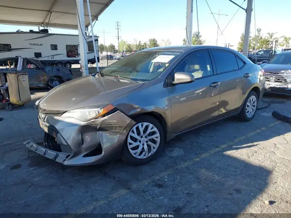 5YFBURHE7JP784945 2018 TOYOTA COROLLA - Image 2