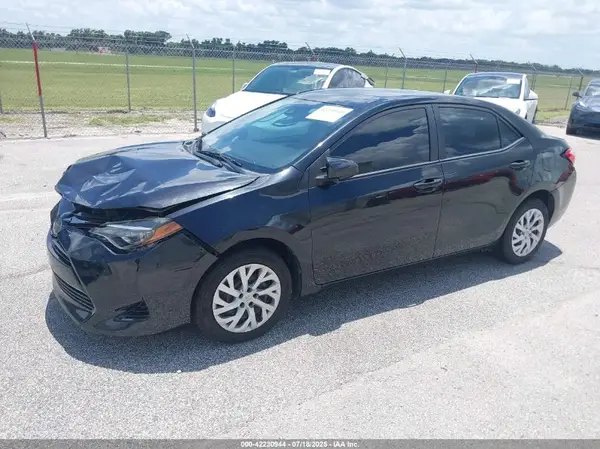 5YFBURHE7JP785108 2018 TOYOTA COROLLA - Image 2