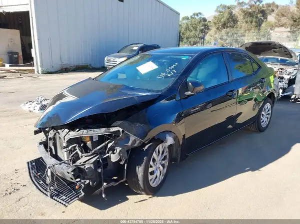 5YFBURHE7JP787683 2018 TOYOTA COROLLA - Image 2