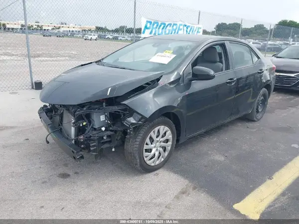 5YFBURHE7JP788431 2018 TOYOTA COROLLA - Image 2