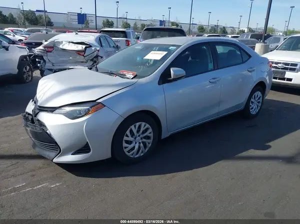 5YFBURHE7JP788851 2018 TOYOTA COROLLA - Image 2