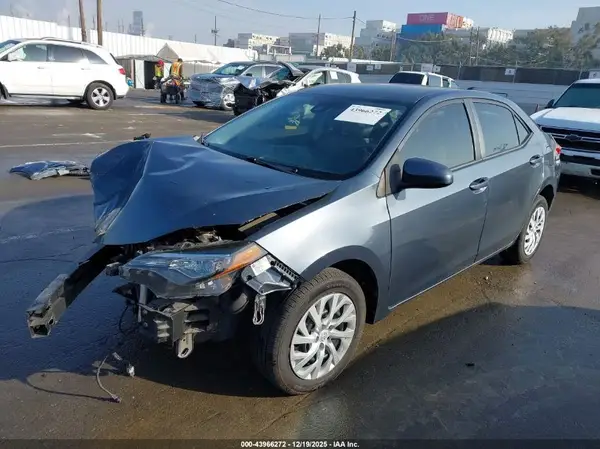 5YFBURHE7JP793662 2018 TOYOTA COROLLA - Image 2